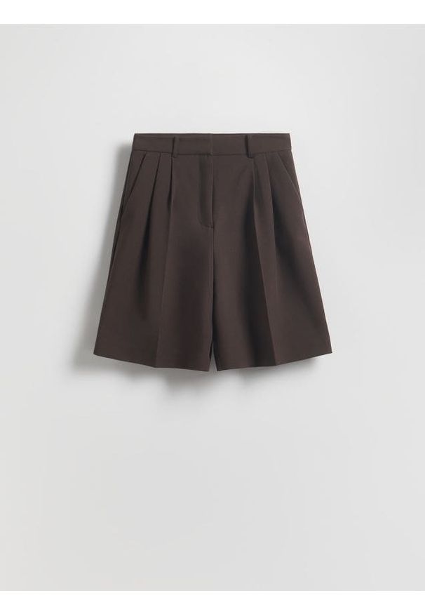 Reserved - Bermudy z kantem - ciemnobrązowy. Kolor: brązowy. Materiał: tkanina. Wzór: gładki