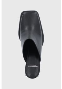 Vagabond Shoemakers klapki skórzane EDWINA damskie kolor czarny na słupku. Kolor: czarny. Materiał: skóra. Wzór: gładki. Obcas: na słupku. Wysokość obcasa: średni #5