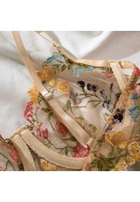 Intica - Komplet bielizny z biustonoszem i stringami na romantyczne wieczory Klarika. Kolor: wielokolorowy. Materiał: materiał, skóra. Wzór: aplikacja #3