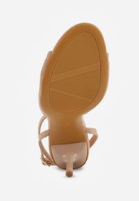 Renee - Ciemnobeżowe Sandały VICES na Szpilce Zdobione Marszczeniem i Aplikacją Synalirea. Zapięcie: pasek. Kolor: beżowy. Wzór: aplikacja. Obcas: na szpilce. Styl: klasyczny, elegancki #7