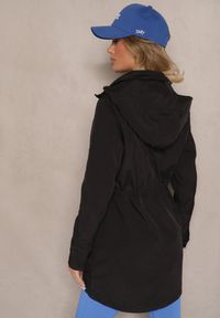 Renee - Czarna Przejściowa Kurtka o Fasonie Parki ze Ściągaczem w Talii Zolidi. Okazja: na co dzień. Kolor: czarny. Materiał: jeans. Styl: casual, elegancki