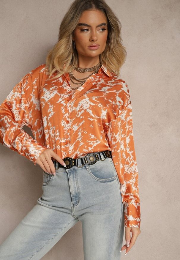 Renee - Pomarańczowa Koszula o Dłuższym Kroju Ozdobiona i Abstrakcyjnym Wzorem Koriassa. Okazja: na imprezę, na co dzień. Kolor: pomarańczowy. Materiał: jeans. Długość: długie. Wzór: aplikacja. Styl: casual, elegancki