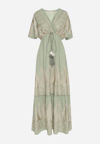 Born2be - Zielona Kopertowa Sukienka z Wiskozy Ozdobiona Frędzlami Redare. Okazja: na co dzień. Typ kołnierza: dekolt w serek. Kolor: zielony. Materiał: wiskoza. Wzór: aplikacja. Typ sukienki: kopertowe. Styl: boho, casual, klasyczny #2