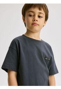 Reserved - Bawełniany t-shirt oversize - ciemnoszary. Kolor: szary. Materiał: bawełna