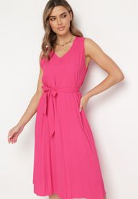 Born2be - Fuksjowa Rozkloszowana Sukienka Midi Plisowana z Materiałowym Paskiem Varethia. Kolor: różowy. Materiał: materiał. Wzór: aplikacja. Długość: midi #4
