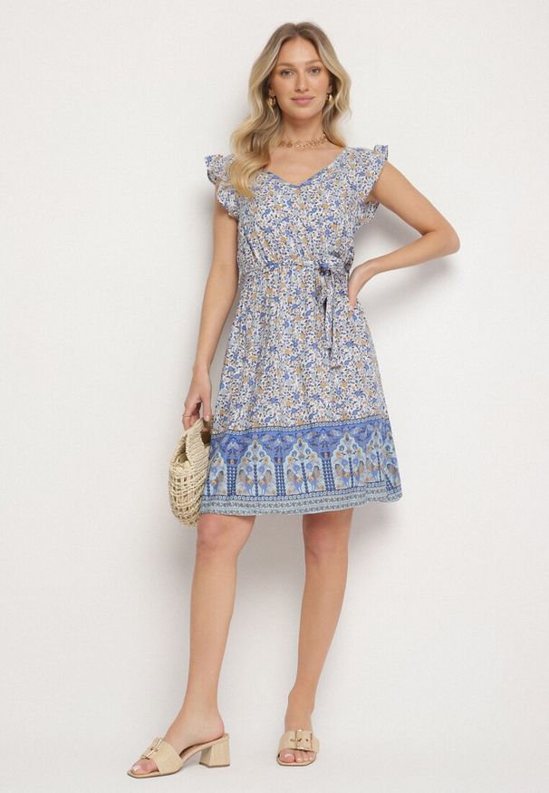 Born2be - Niebieska Wiskozowa Sukienka o Rozkloszowanym Kroju z Wiązanym Paskiem Sepona. Okazja: na co dzień. Typ kołnierza: dekolt w kształcie V. Kolor: niebieski. Materiał: wiskoza. Wzór: aplikacja. Styl: casual, elegancki