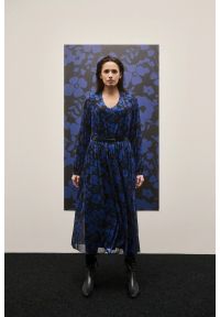 MOODO - Sukienka z kwiatowym printem i paskiem niebieska. Kolor: niebieski. Materiał: elastan, poliester. Wzór: nadruk, kwiaty