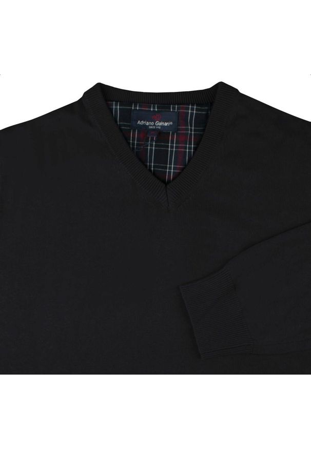 Męski, Bawełniany Sweter w Serek (V-neck) - Adriano Guinari - Czarny. Okazja: do pracy, na co dzień, na spotkanie biznesowe. Typ kołnierza: dekolt w serek. Kolor: czarny. Materiał: bawełna. Styl: klasyczny, casual, elegancki, biznesowy