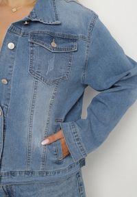 Born2be - Jasnoniebieska Jeansowa Kurtka z Bawełną Ozdobiona Przetarciami Ziarina. Okazja: na co dzień. Kolor: niebieski. Materiał: bawełna, jeans. Wzór: aplikacja. Styl: klasyczny, elegancki, casual #6