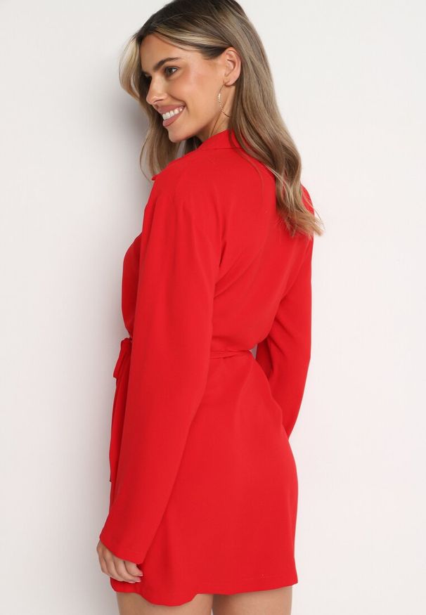 Born2be - Czerwona Sukienka Kopertowa z Cienkim Sznureczkiem w Talii Perlea. Okazja: na co dzień. Kolor: czerwony. Materiał: skóra. Typ sukienki: kopertowe. Styl: casual, klasyczny