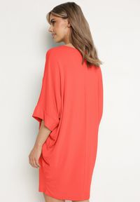 Born2be - Czerwona Wiskozowa Sukienka w Stylu T-shirt z Krótkim Rękawem Fianessa. Okazja: na spotkanie biznesowe. Kolor: czerwony. Materiał: wiskoza. Długość rękawa: krótki rękaw. Wzór: aplikacja. Styl: klasyczny, biznesowy #2