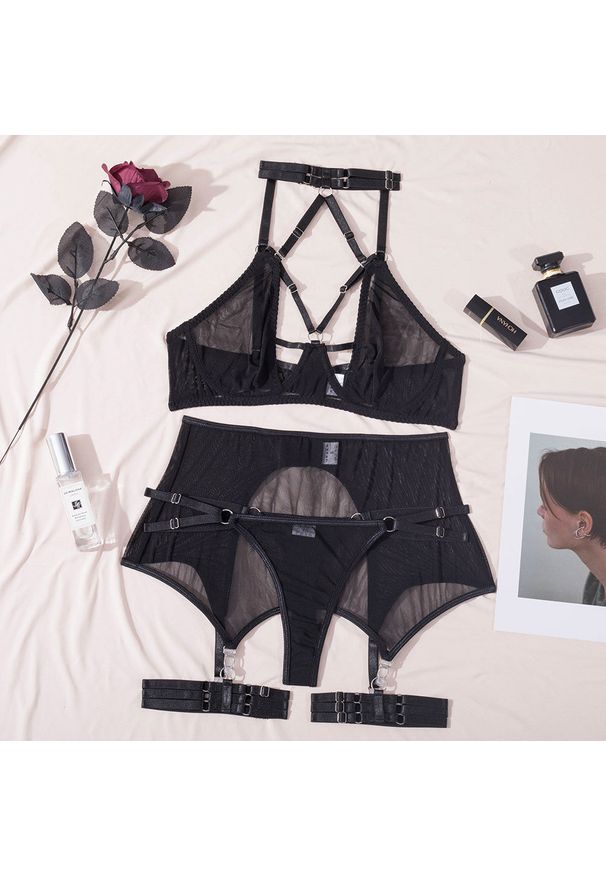 Intica - Komplet bielizny trzyczęściowy z delikatnymi detalami Hotske. Kolor: czarny. Materiał: tkanina, koronka. Wzór: koronka