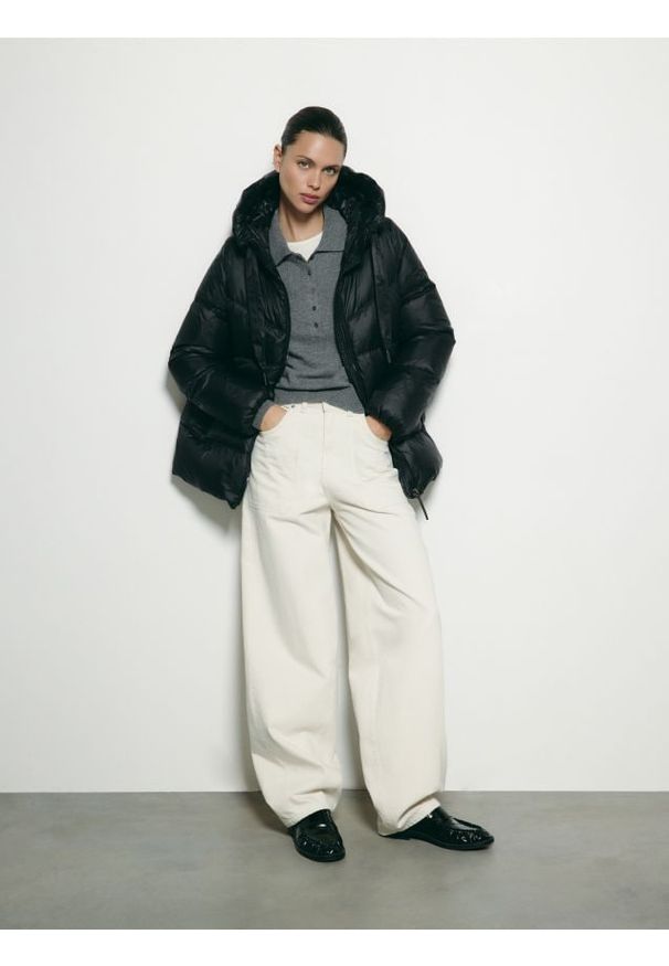 Reserved - Puchowa kurtka z kapturem - czarny. Typ kołnierza: kaptur. Kolor: czarny. Materiał: puch