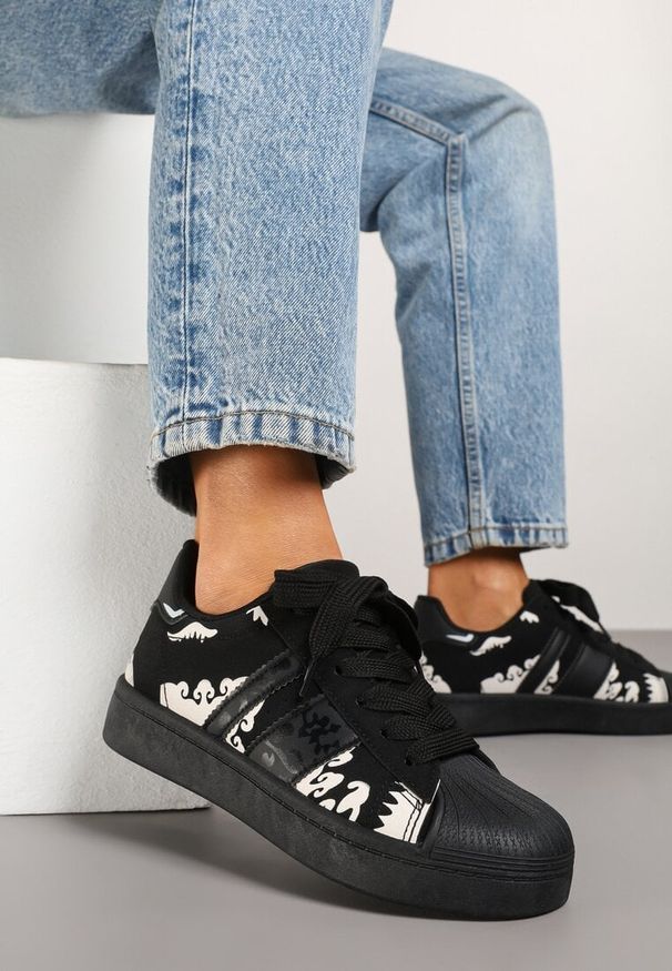Born2be - Czarne Sneakersy Ozdobione Geometrycznym Wzorem Seldisa. Okazja: na co dzień. Kolor: czarny. Materiał: jeans. Wzór: aplikacja, geometria