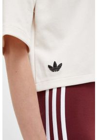 adidas Originals t-shirt damski kolor beżowy. Kolor: beżowy. Materiał: materiał. Wzór: aplikacja. Styl: klasyczny #2