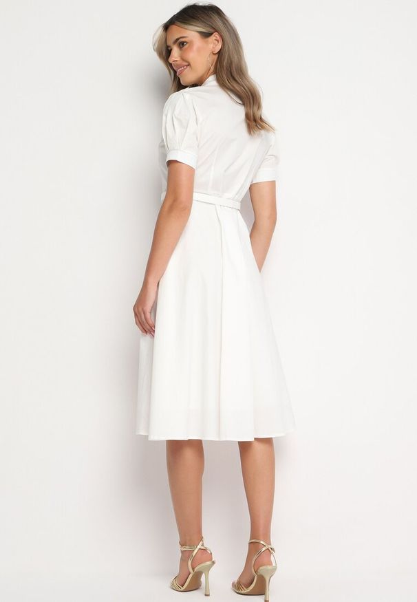 Born2be - Biała Sukienka z Koronką i Ozdobnym Paskiem oraz Kołnierzykiem Gavridia. Okazja: na co dzień, do pracy. Kolor: biały. Materiał: koronka. Długość rękawa: krótki rękaw. Wzór: koronka. Typ sukienki: proste. Styl: casual, elegancki, klasyczny, wizytowy