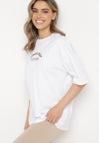 Born2be - Biały T-shirt Oversize z Bawełny z Dużym Nadrukiem Kestrella. Kolor: biały. Materiał: bawełna. Wzór: nadruk. Styl: elegancki #6