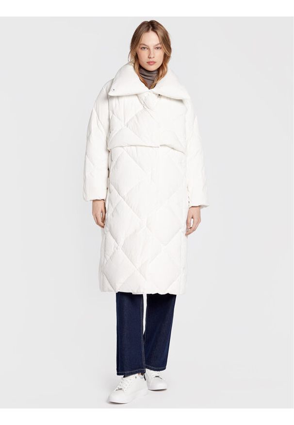 Calvin Klein Płaszcz zimowy Transform K20K204632 Biały Regular Fit. Kolor: biały. Materiał: syntetyk. Sezon: zima
