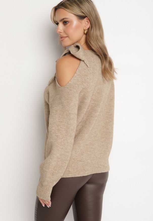 Born2be - Ciemnobeżowy Sweter Ozdobiony Kokardą i Wycięciem Noredi. Okazja: na co dzień. Typ kołnierza: kokarda. Kolor: beżowy. Materiał: jeans. Długość: długie. Wzór: aplikacja. Sezon: zima, jesień. Styl: klasyczny, casual, elegancki