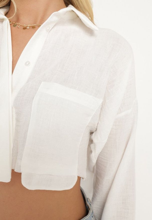 Born2be - Biała Klasyczna Koszula o Krótkim Kroju na Guziki Tiamavoin. Okazja: na co dzień. Kolor: biały. Materiał: jeans. Długość rękawa: długi rękaw. Długość: krótkie. Styl: klasyczny