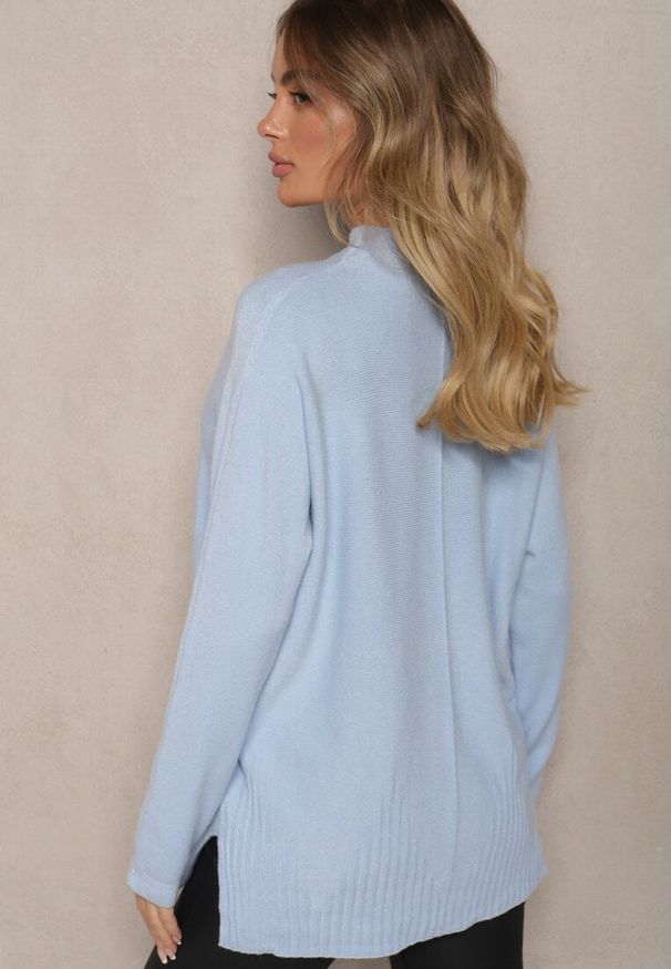 Renee - Jasnoniebieski Prążkowany Sweter z Półgolfem z Rozcięciami po Bokach Rerilla. Okazja: na co dzień. Kolor: niebieski. Materiał: prążkowany. Styl: elegancki, klasyczny, casual