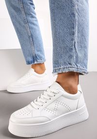 Renee - Białe Sneakersy z Perforacją na Platformie Treresa. Kolor: biały. Obcas: na platformie #2