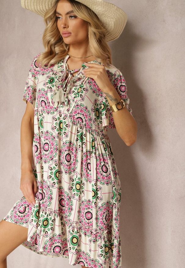 Renee - Różowa Sukienka z Wiskozowej Tkaniny w Mozaikowy Wzór Boho Naviera. Okazja: na co dzień, na imprezę, na spacer. Kolor: różowy. Materiał: tkanina, wiskoza. Długość rękawa: krótki rękaw. Sezon: lato. Styl: boho