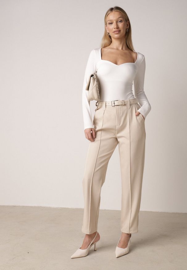 Born2be - Beżowe Eleganckie Spodnie Cygaretki z Wysokim Stanem i Paskiem z Klamerką Diminas. Okazja: na co dzień. Stan: podwyższony. Kolor: beżowy. Materiał: lakier. Wzór: gładki. Styl: elegancki