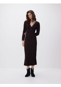 Reserved - Sukienka maxi z koronką - ciemnobrązowy. Kolor: brązowy. Materiał: koronka. Wzór: koronka. Typ sukienki: proste. Długość: maxi #1