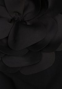 Renee - Czarna Bluzka z Wiskozy o Asymetrycznym Kroju z Aplikacją 3D z Kwiatem Cheleta. Okazja: na imprezę. Kolor: czarny. Materiał: wiskoza. Wzór: kwiaty, aplikacja #3