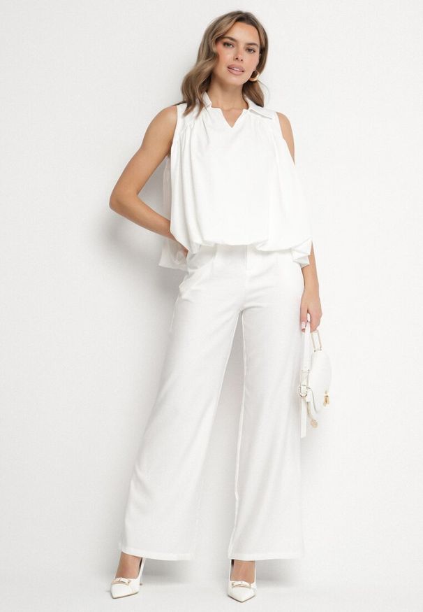 Born2be - Biała Bluza Rozkloszowana Oversize z Kołnierzykiem Eridwen. Okazja: na co dzień. Typ kołnierza: dekolt w serek, kołnierzyk klasyczny. Kolor: biały. Długość rękawa: długi rękaw. Długość: długie. Styl: casual, klasyczny