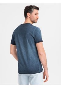 Ombre Clothing - Bawełniany męski t-shirt V-neck z dzianiny z efektem sprania - granatowy V7 - Rozmiar: S. Okazja: na co dzień. Typ kołnierza: dekolt w serek. Kolor: niebieski. Materiał: bawełna, dzianina. Wzór: melanż. Styl: vintage, casual, klasyczny #7