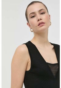 Guess sukienka kolor czarny mini dopasowana. Typ kołnierza: dekolt w karo. Kolor: czarny. Materiał: dzianina. Wzór: gładki. Typ sukienki: dopasowane. Długość: mini #4