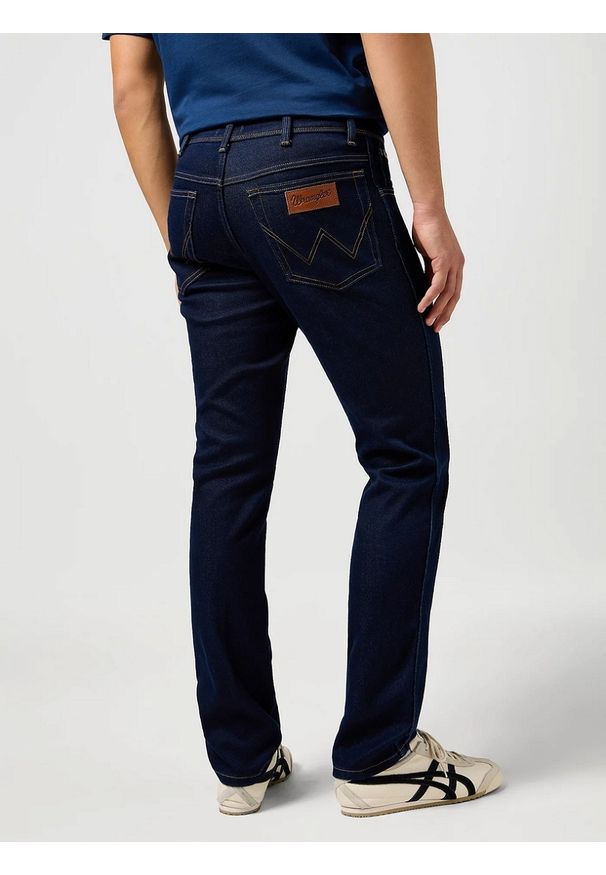 Wrangler - MESKIE SPODNIE WRANGLER TEXAS SLIM MOONLIGHT RINSE 112362474. Okazja: do pracy. Sezon: lato. Styl: klasyczny, elegancki