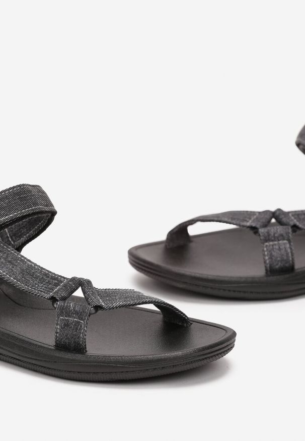 Born2be - Czarne Sandały na Płaskiej Podeszwie z Rzepem Fistandil. Okazja: na co dzień. Kolor: czarny. Obcas: na płaskiej podeszwie. Styl: casual