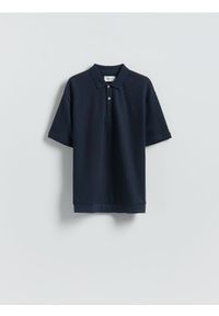 Reserved - Strukturalne polo comfort fit - granatowy. Typ kołnierza: polo. Kolor: niebieski. Materiał: bawełna, dzianina