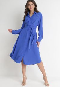 Born2be - Niebieska Koszulowa Sukienka Midi z Guzikami i Materiałowym Paskiem Tetenai. Okazja: na co dzień. Kolor: niebieski. Materiał: materiał. Typ sukienki: koszulowe. Styl: casual. Długość: midi #1