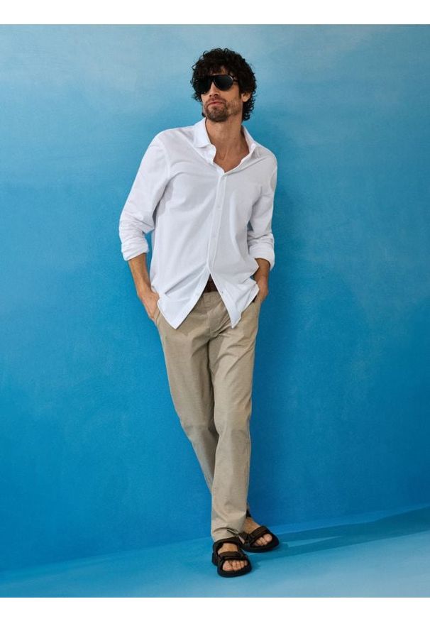 Sinsay - Spodnie chino slim z paskiem - kremowy. Kolor: kremowy