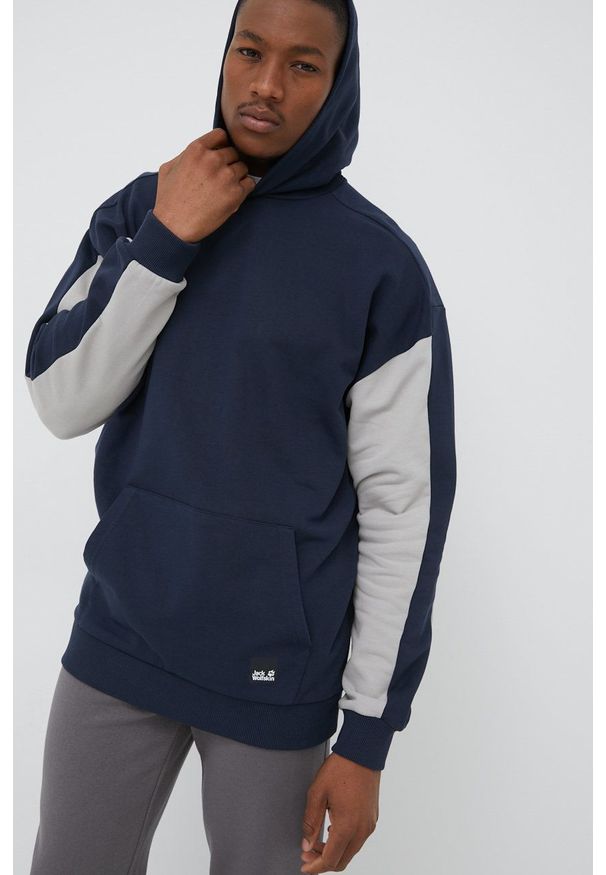 Jack Wolfskin bluza bawełniana męska kolor granatowy z kapturem gładka. Typ kołnierza: kaptur. Kolor: niebieski. Materiał: bawełna. Wzór: gładki
