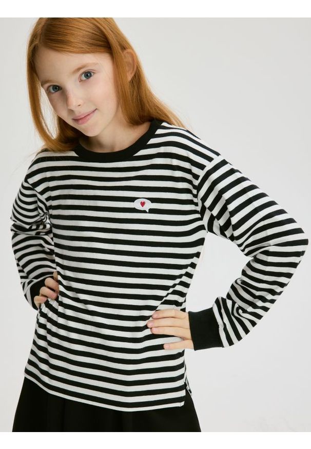 Reserved - Bawełniana koszulka z haftem - czarny. Kolor: czarny. Materiał: bawełna. Wzór: haft