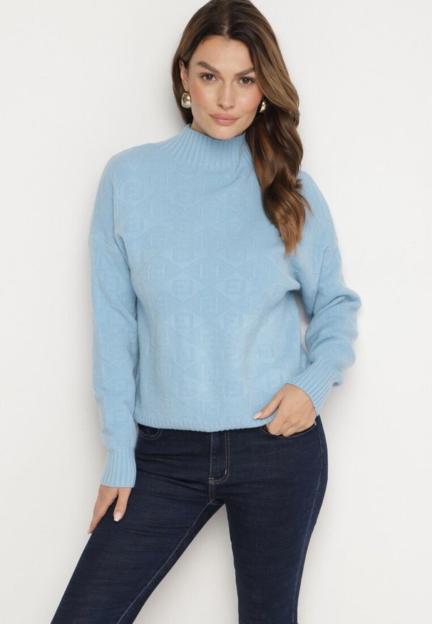 Born2be - Niebieski Sweter Golf z Ozdobnym Tłoczeniem Zakończony Ściągaczem Melodiea. Okazja: na co dzień, na spacer. Typ kołnierza: golf. Kolor: niebieski. Materiał: jeans. Wzór: aplikacja. Sezon: zima, jesień. Styl: klasyczny, casual
