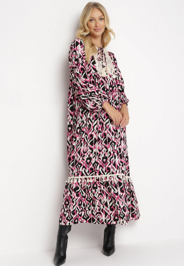 Born2be - Fuksjowo-Czarna Rozkloszowana Sukienka Maxi z Falbanką Tinamessa. Okazja: na co dzień, na randkę. Typ kołnierza: dekolt w serek. Kolor: różowy. Materiał: jeans. Długość rękawa: długi rękaw. Typ sukienki: rozkloszowane. Styl: casual, elegancki. Długość: maxi