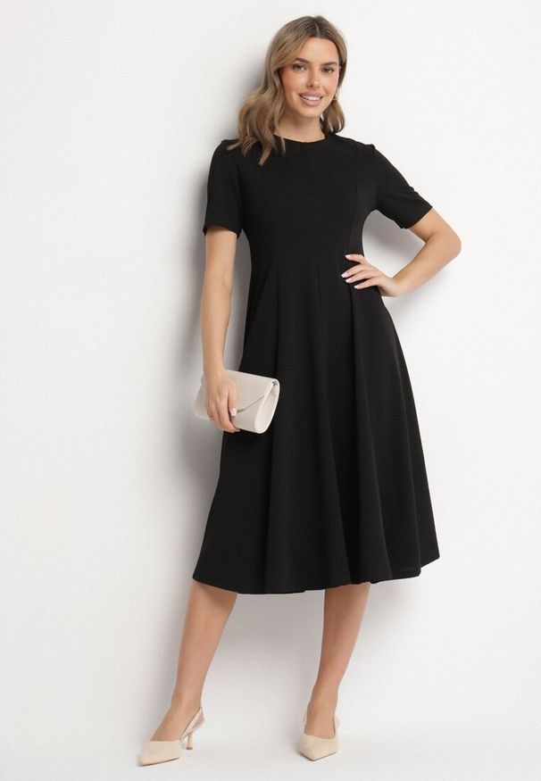 Born2be - Czarna Sukienka Rozkloszowana z Taliowaniem Telorwena. Okazja: na wesele, na randkę, na ślub cywilny. Kolor: czarny. Długość rękawa: krótki rękaw. Styl: klasyczny