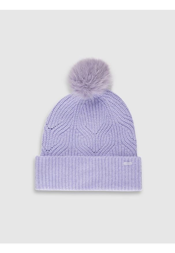 4f - 4F Czapka zimowa z pomponem damska - fioletowa S. Kolor: fioletowy. Materiał: wełna, futro, syntetyk, materiał. Sezon: zima. Styl: casual, klasyczny