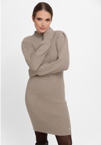 Volcano - Prążkowana, dzianinowa sukienka G-NESCA. Kolor: beżowy. Materiał: prążkowany, dzianina. Wzór: prążki. Typ sukienki: dopasowane. Styl: klasyczny, elegancki. Długość: mini #1