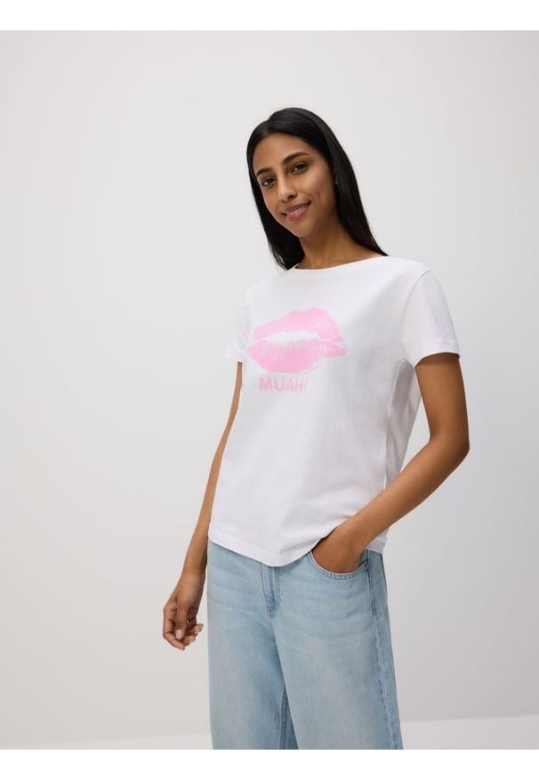 Reserved - Bawełniany t-shirt z nadrukiem - biały. Kolor: biały. Materiał: bawełna. Wzór: nadruk