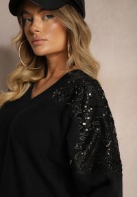 Renee - Czarny Sweter o Kroju Nietoperza Ozdobiony Cekinami i Cyrkoniami Nevarraea. Okazja: na co dzień. Kolor: czarny. Materiał: jeans. Wzór: aplikacja. Styl: klasyczny, casual, elegancki