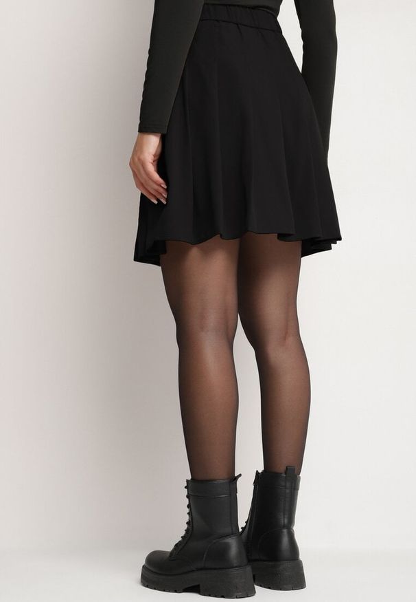 Born2be - Czarna Rozkloszowana Spódnica w Stylu Preppy z Wiskozą z Plisami i Gumką w Talii Ilinia. Okazja: na spotkanie biznesowe. Kolor: czarny. Materiał: wiskoza. Styl: biznesowy, elegancki, klasyczny