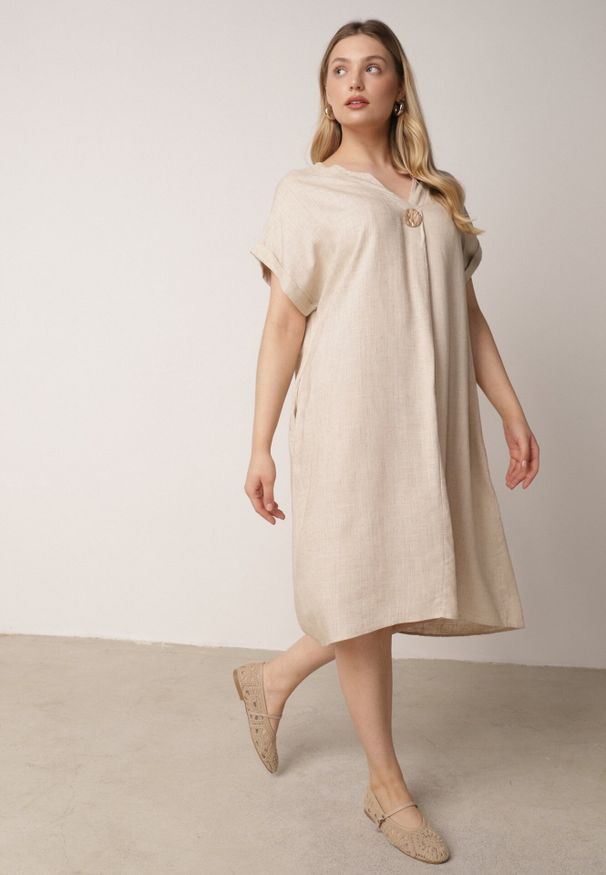 Born2be - Beżowa Pudełkowa Sukienka z Lnem i Wiskozą Zdobiona Metalicznym Guzikiem Phisoth. Okazja: na co dzień, do pracy, na spotkanie biznesowe. Kolekcja: plus size. Kolor: beżowy. Materiał: wiskoza, len. Wzór: aplikacja. Sezon: lato. Typ sukienki: dla puszystych, proste. Styl: casual, biznesowy, elegancki
