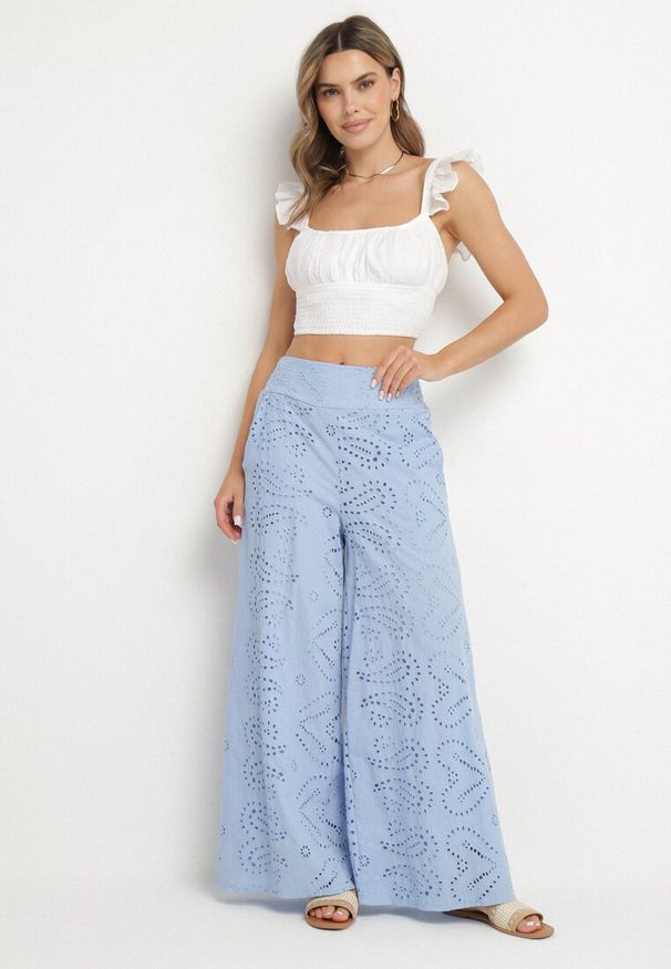 Born2be - Niebieskie Bawełniane Szerokie Spodnie z Wysokim Stanem i Ażurowym Wzorem Evinasi. Okazja: na spacer, na co dzień. Stan: podwyższony. Kolor: niebieski. Materiał: bawełna. Wzór: ażurowy. Styl: casual, klasyczny